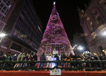 Lluvia y una promesa para despedir la Navidad más «espacial» de Vigo: «Mañana empezamos de nuevo»
