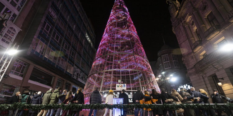 Lluvia y una promesa para despedir la Navidad más «espacial» de Vigo: «Mañana empezamos de nuevo»