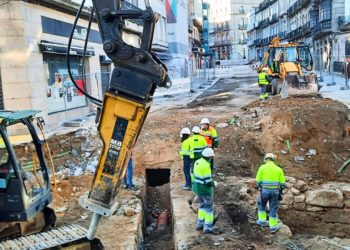 Hallados un antiguo muro y una atarjea durante las obras del túnel de Elduayen
