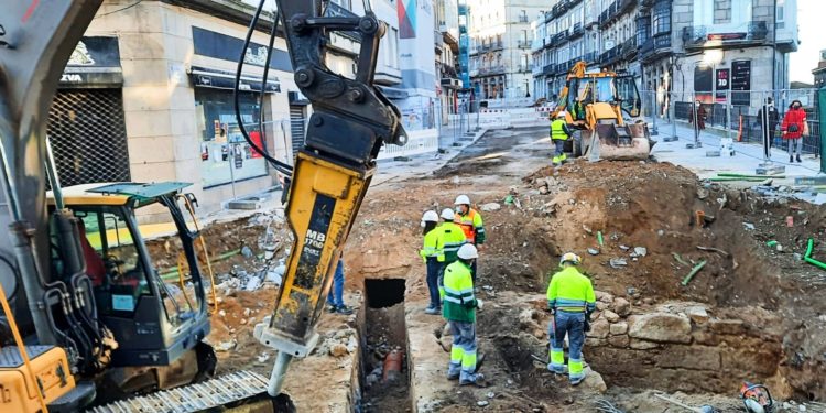 Hallados un antiguo muro y una atarjea durante las obras del túnel de Elduayen