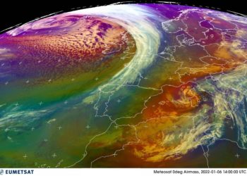 Una borrasca activa la primera alerta naranja del año en las Rías Baixas: olas de hasta 7 metros
