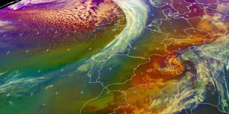 Una borrasca activa la primera alerta naranja del año en las Rías Baixas: olas de hasta 7 metros