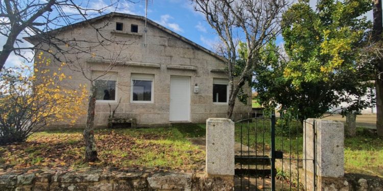 Fátima y sus hijos ya tienen un hogar en As Neves