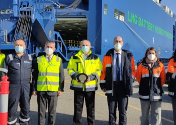 Vigo recibe la escala inaugural en España del primer buque ro-ro híbrido del mundo