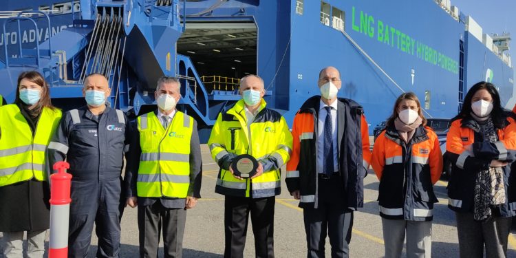 Vigo recibe la escala inaugural en España del primer buque ro-ro híbrido del mundo