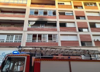 Desalojado un edificio por un incendio en Ponteareas y evacuadas tres personas al hospital