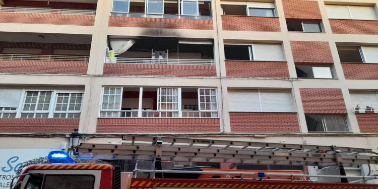 Desalojado un edificio por un incendio en Ponteareas y evacuadas tres personas al hospital