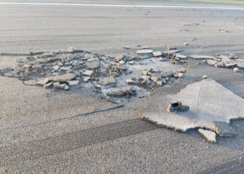 Aena inicia la reparación del socavón en Peinador sin fecha de reapertura