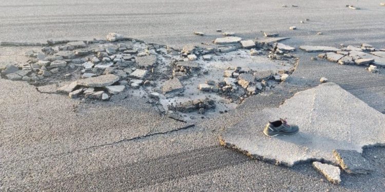 Aena inicia la reparación del socavón en Peinador sin fecha de reapertura