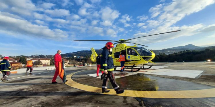 Evacuada en helicóptero una joven que se cortó con una motosierra en O Rosal