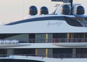 Vigo da cobijo al «superbarco» del rey del embalaje, el hombre más rico de Nueva Zelanda