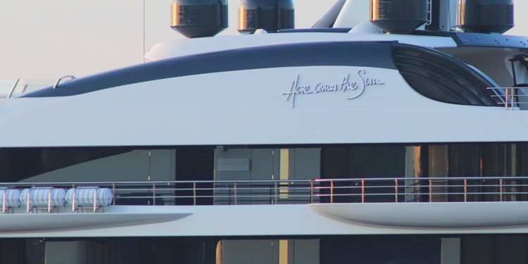 Vigo da cobijo al «superbarco» del rey del embalaje, el hombre más rico de Nueva Zelanda