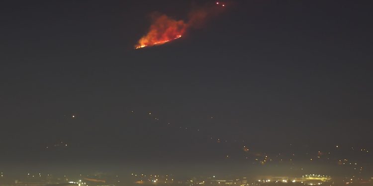 El fuego vuelve a arrasar el norte de Portugal con el frente de varios fuegos visibles desde Mos