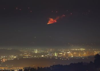 El fuego vuelve a arrasar el norte de Portugal con el frente de varios fuegos visibles desde Mos