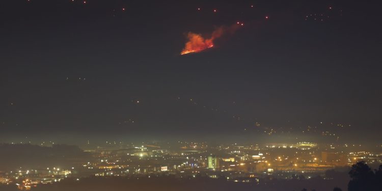 El fuego vuelve a arrasar el norte de Portugal con el frente de varios fuegos visibles desde Mos