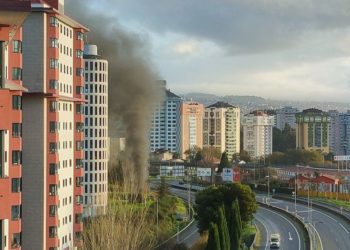 Tres bomberos afectados y 17 coches calcinados en el incendio del garaje de Navia