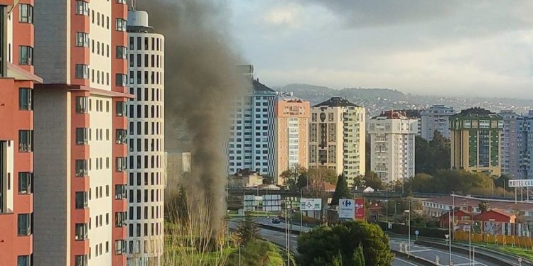 Tres bomberos afectados y 17 coches calcinados en el incendio del garaje de Navia