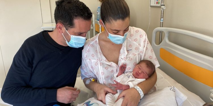 María, primer bebé nacido en Vigo en 2022; Iker, primero de Galicia