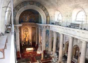 Litixio polos dereitos na capela maior da Colexiata
