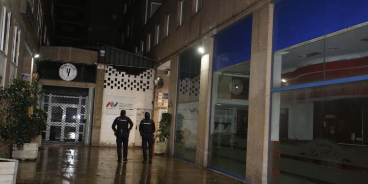 Hallan muerto a un hombre con heridas de arma blanca en un piso de Vigo