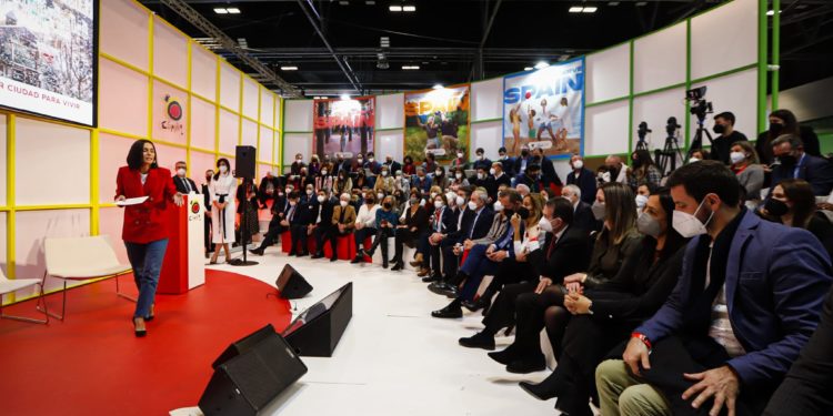 Vigo muestra su mundo en Fitur: Navidad, Cíes y «todo lo que quieras conocer»