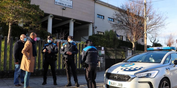 O Porriño refuerza la presencia policial en viviendas y centros escolares de Torneiros