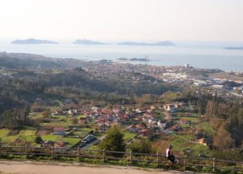El área sanitaria de Vigo retoma la caída de casos activos de Covid-19 y registra dos nuevas víctimas