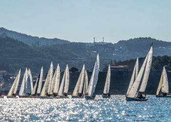 La falta de viento impide a los J80 estrenarse en Baiona