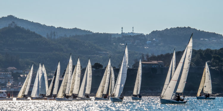 La falta de viento impide a los J80 estrenarse en Baiona