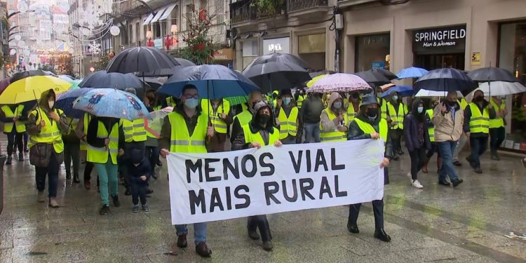 Vecinos de Beade, Bembrive, Castrelos y Sárdoma marchan contra el nuevo vial: “Non ás aberracións”