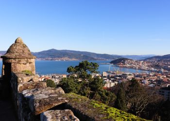 Los hospitales de Vigo reducen la presión por Covid-19 en otra jornada con más de 2.300 contagios