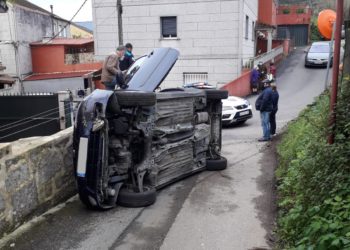 Rescatada una persona tras volcar su coche en Redondela