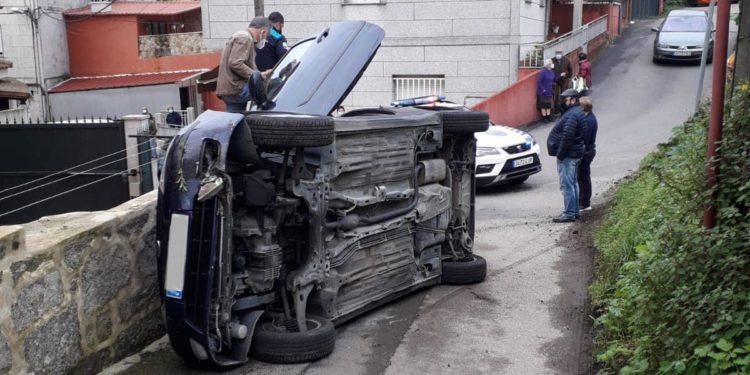 Rescatada una persona tras volcar su coche en Redondela