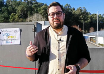 Cinta vermella en Vigosónico para animar ao alcalde a volver inauguralo