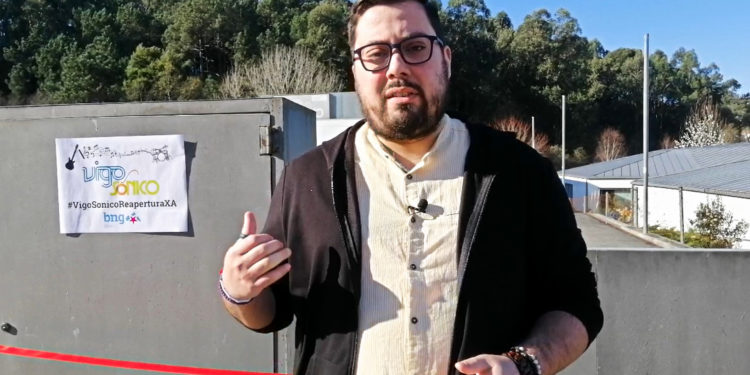 Cinta vermella en Vigosónico para animar ao alcalde a volver inauguralo