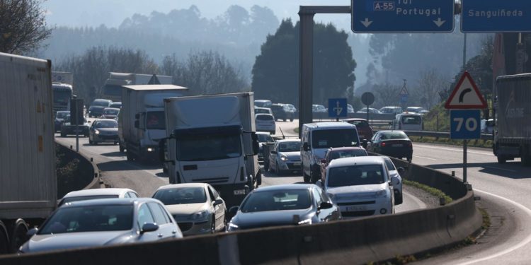 Trasladada al Cunqueiro una joven implicada en una colisión múltiple en la autovía A-55