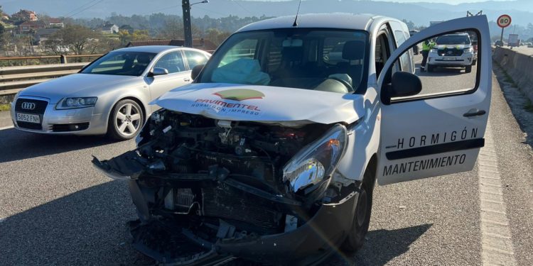 Trasladada al Cunqueiro una joven implicada en una colisión múltiple en la autovía A-55