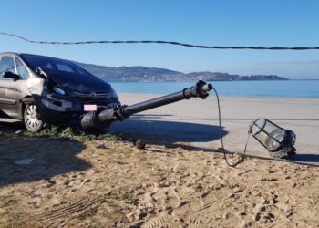 Un conductor herido en Praia América tras recorrer sin control 60 metros del paseo
