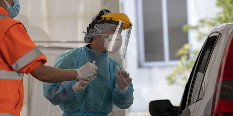 La incidencia a 7 días baja en el área sanitaria de Vigo pese a rozarse los 900 positivos