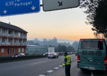 La Guardia Civil sorprende a la conductora de un autobús escolar usando el móvil