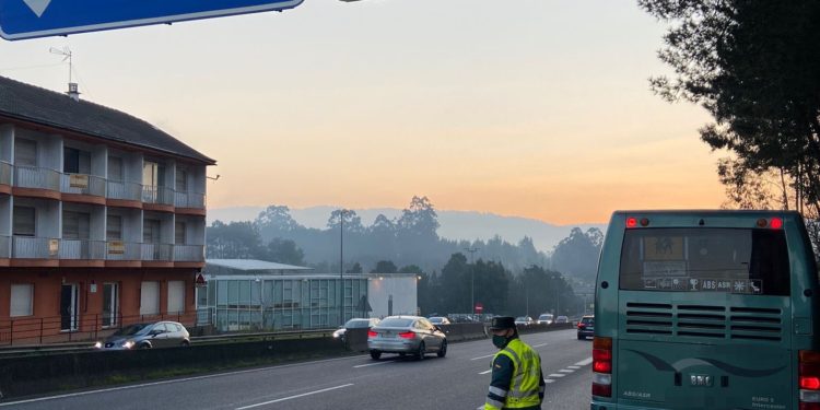 La Guardia Civil sorprende a la conductora de un autobús escolar usando el móvil