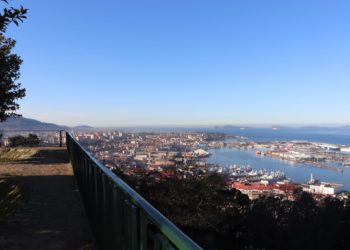 O Castro renueva su barandilla con las mejores vistas a la ría de Vigo
