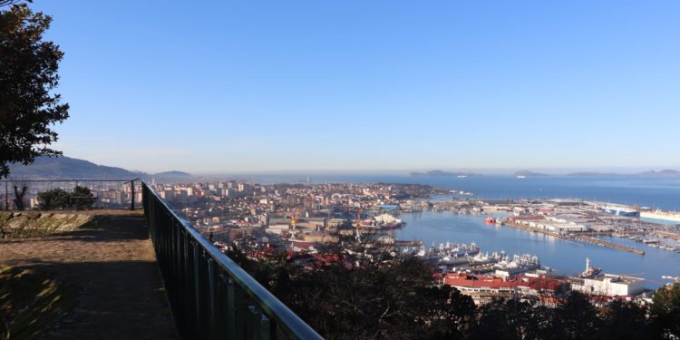 O Castro renueva su barandilla con las mejores vistas a la ría de Vigo