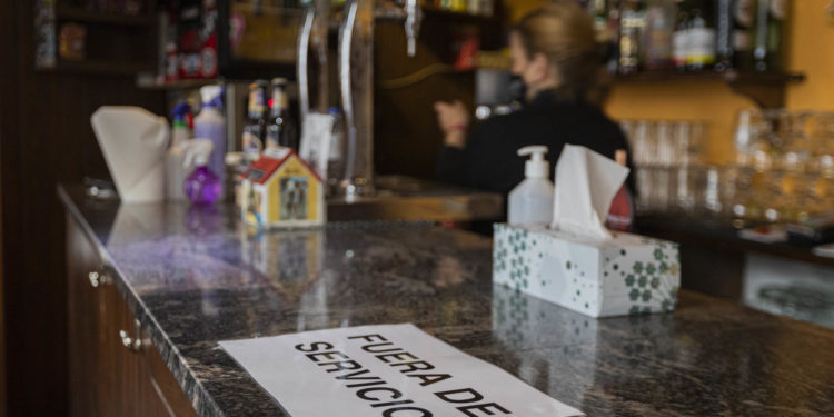 Galicia relajará las restricciones de la pandemia si se confirma el pico de la ola