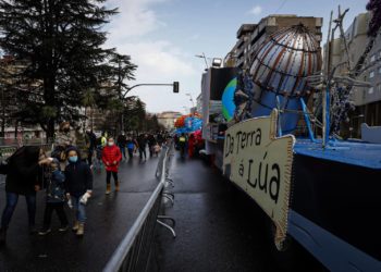 La Cabalgata de Reyes de Vigo echa a andar sin lluvia y sin colas