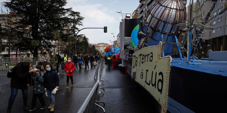 La Cabalgata de Reyes de Vigo echa a andar sin lluvia y sin colas