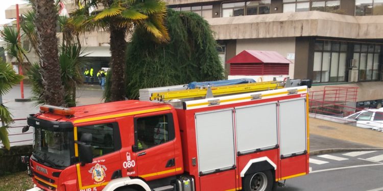 Susto en el ayuntamiento de Vigo al incendiarse un coche en el garaje