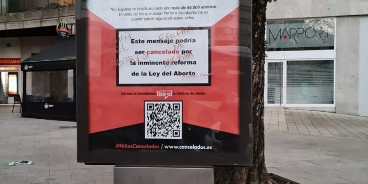 Polémica  en Vigo por la colocación de anuncios antiabortistas, que serán retirados