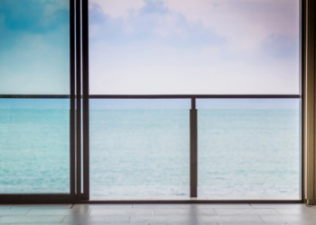 Espacios 100% confortables con cortinas de cristal y techos móviles