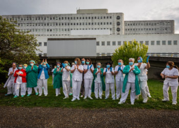 Enfermeras se movilizan en Vigo contra los contratos por días: «¡Basta ya de ser personal de usar y tirar!»